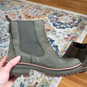 Timberland Chelsea Boot - Size 7 - olive color